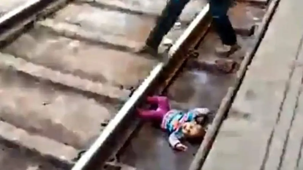 Bebé cae a las vías del tren y este le pasa encima