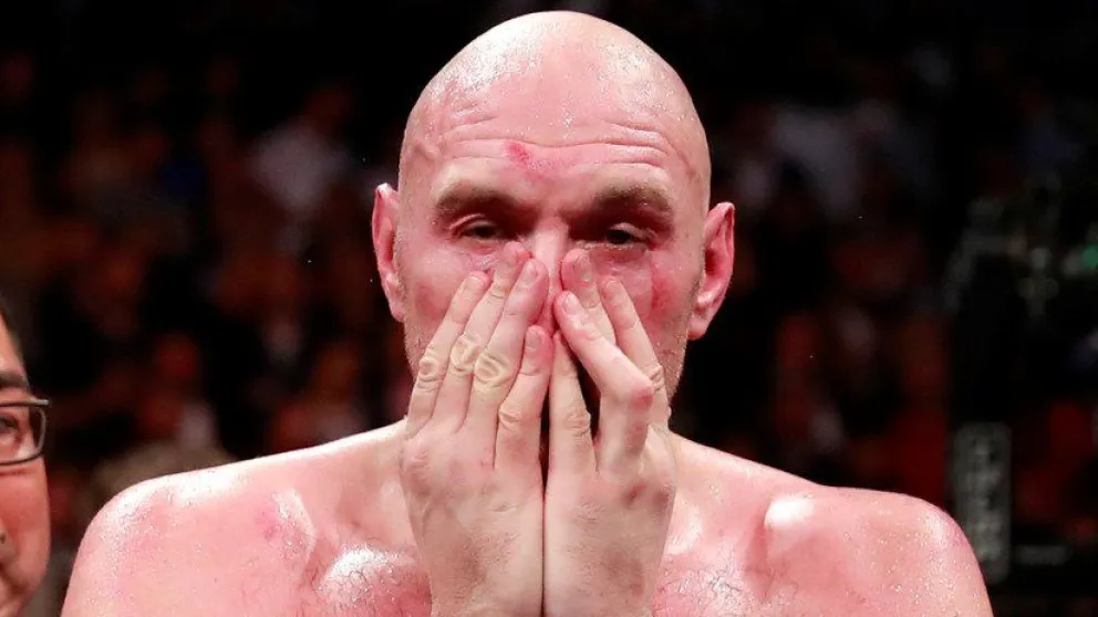 Boxeador sobrevive a dos 'knockdowns' y sigue la pelea [VIDEO]
