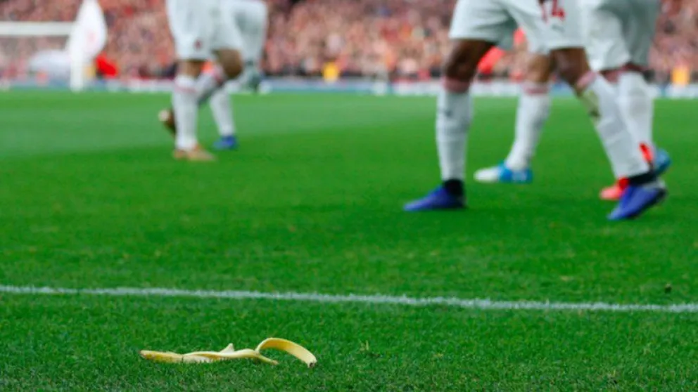Detenido un fan del Tottenham por tirar una cascara de banana al delantero rival