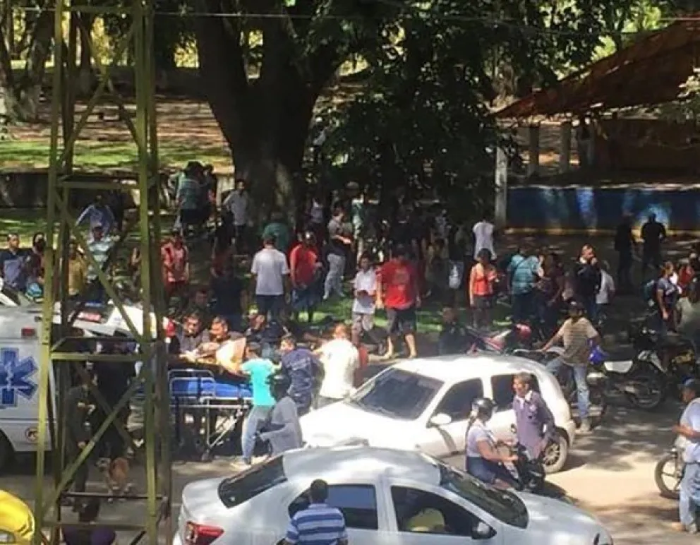 En medio de la multitud, sicarios matan a la persona equivocada. VIDEO