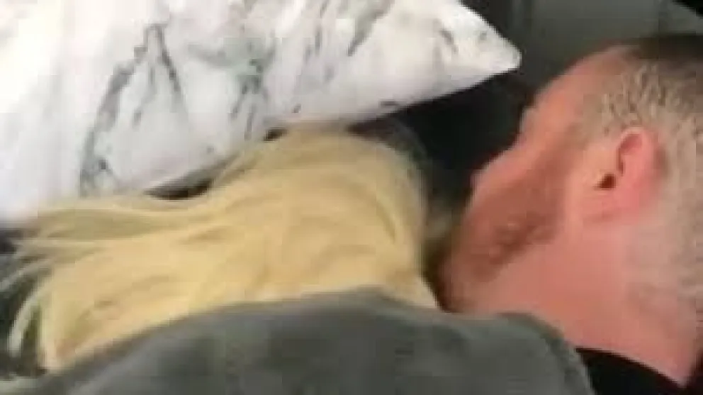 LLegó a su casa y vio a su novio durmiendo, brotó de la bronca cuando vio la cabellera rubia al lado de él