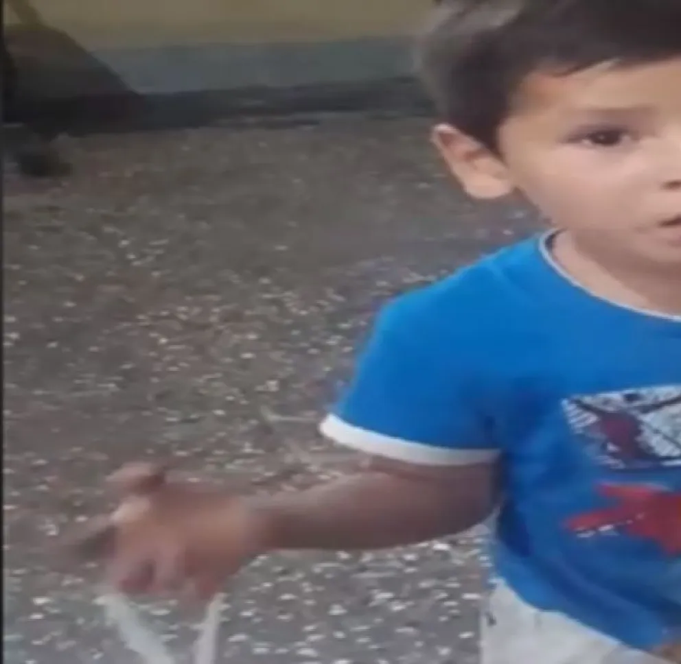 Salteñito de 3 años deambula perdido en la vía pública. Se busca a sus papás