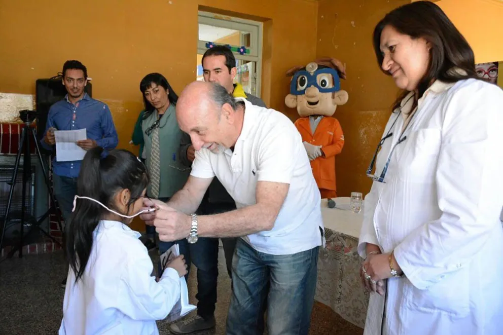 Anteojos nuevos para los niños de Cafayate