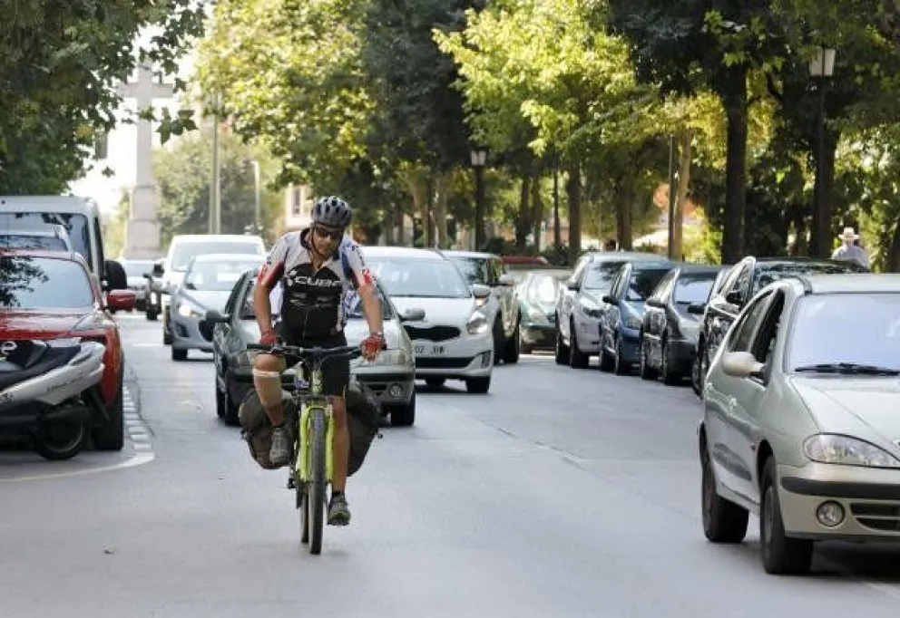 Un remisero se llevó puesto a un ciclista