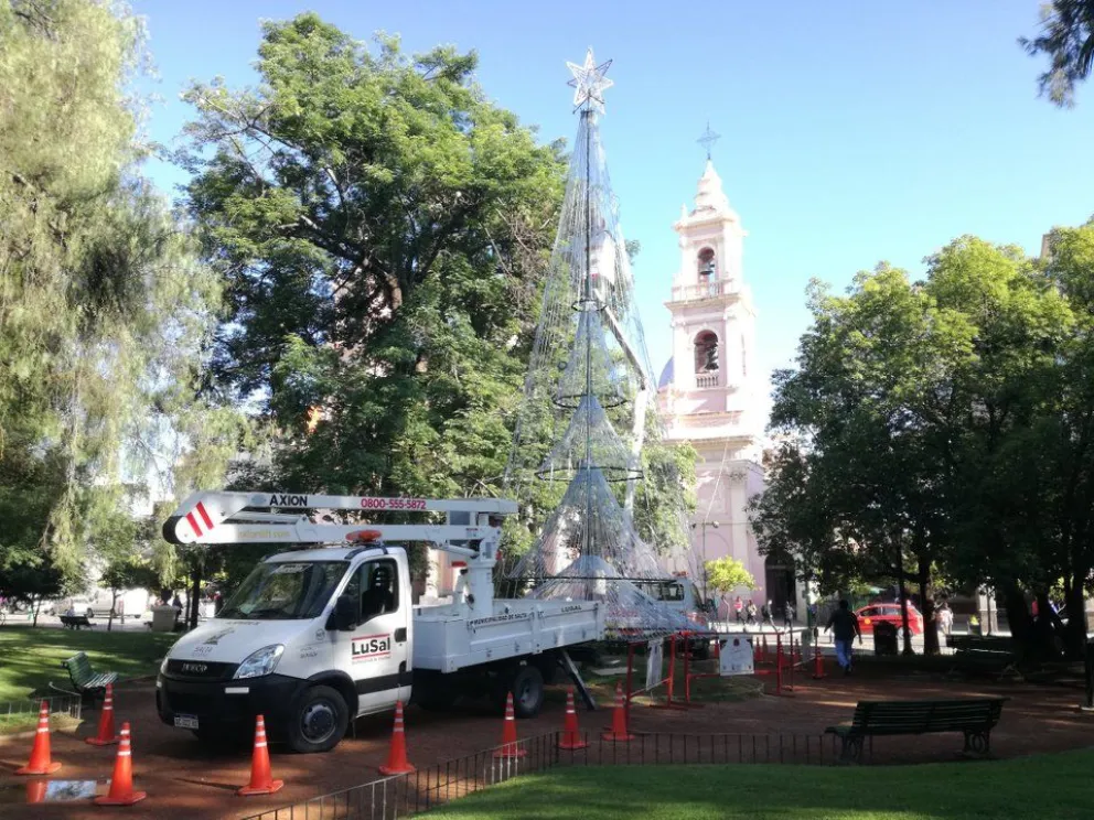 La plaza 9 de Julio se iluminará esta noche anticipando la navidad