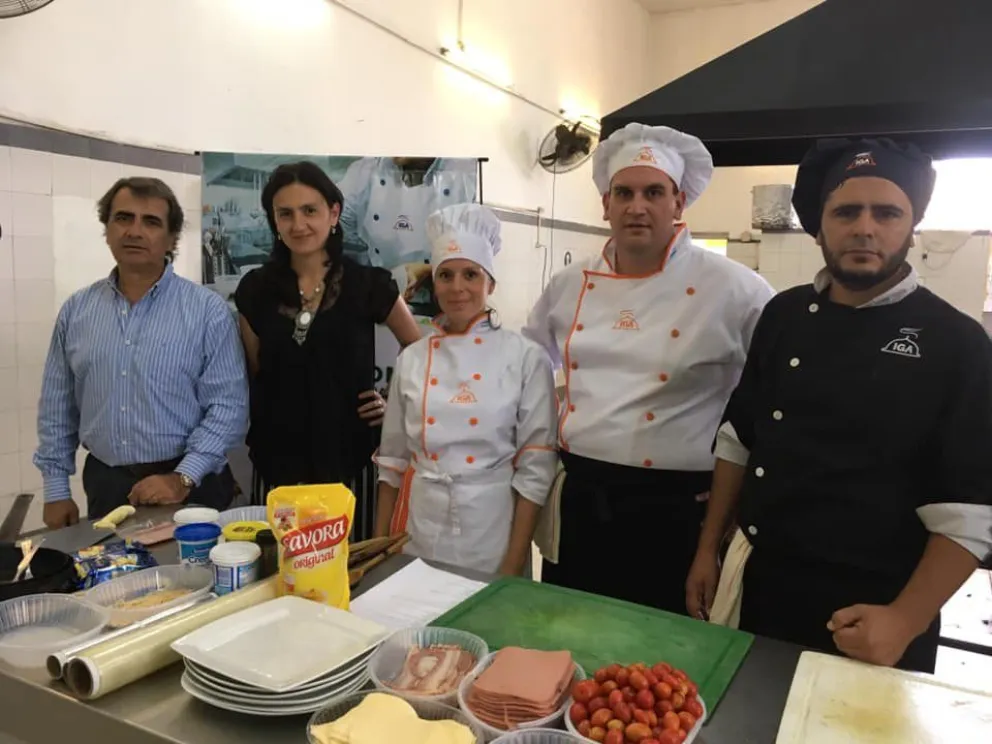 Clases de cocina a cargo del Instituto IGA Tucumán, entrega de uniformes y recetas para los internos del penal de Villa Urquiza