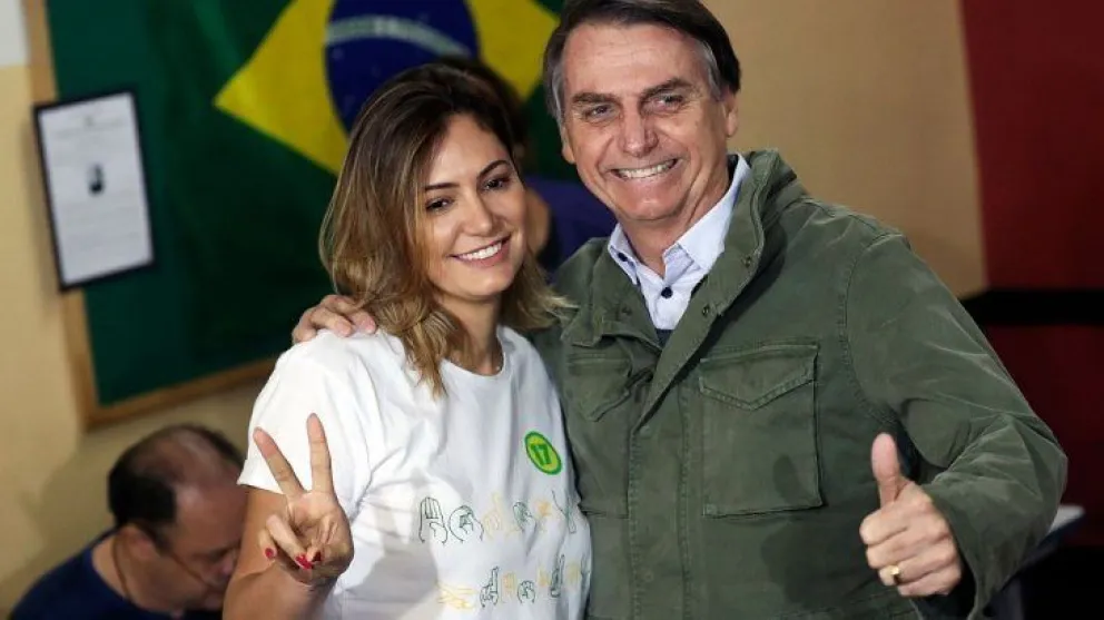 Bolsonaro aceptó que su esposa Michelle recibió un cheque equivalente a unos 6.000 dólares no declarados