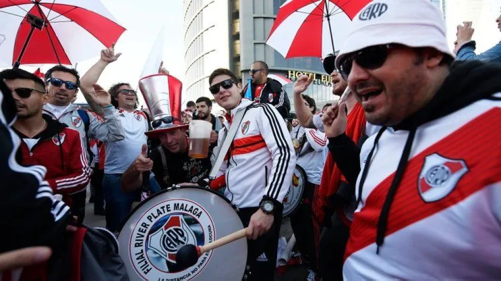 El plantel de River saludó a los hinchas en la puerta del hotel