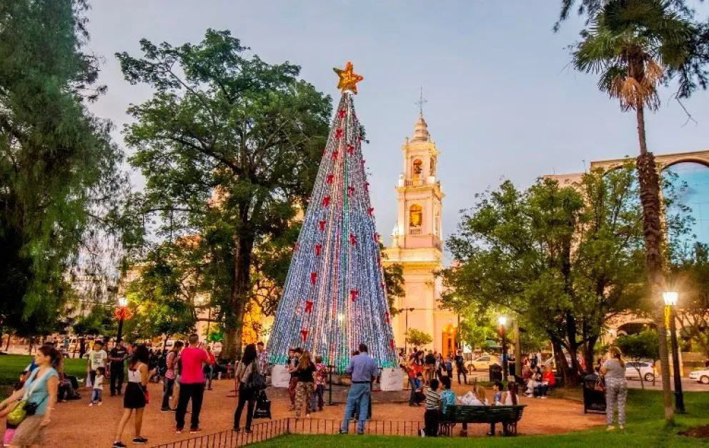 Así quedó iluminado el arbolito de Plaza 9 de Julio