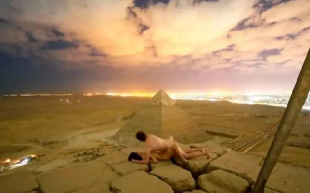 VIDEO: Una pareja se filmó teniendo sexo en la cima de la pirámide de Giza