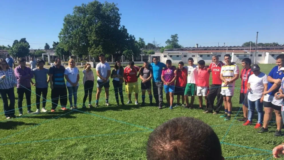 Los internos del penal de Villa Urquiza estrenan cancha de rugby y esperan su primer partido