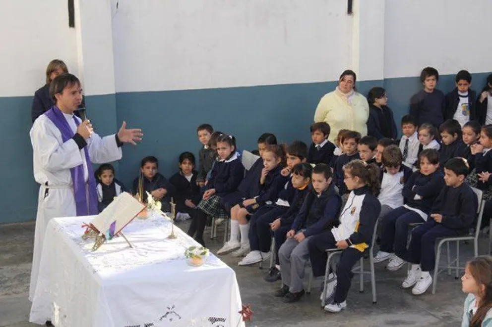 El colegio acusado de correr a un alumno por ser gay emitió un comunicado