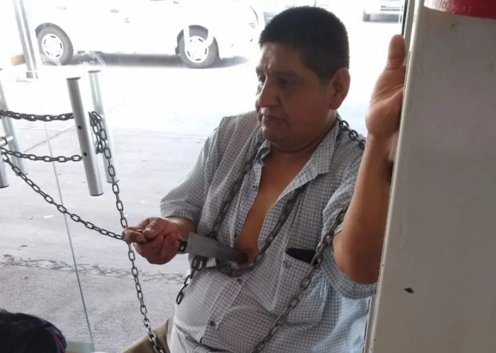 Ex puestero se encadenó y amenazó con matarse en el CCM
