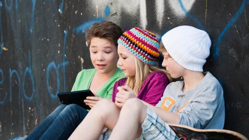 Detectan qué cambios cerebrales sufren los niños que pasan más horas pegados al móvil o a la tablet