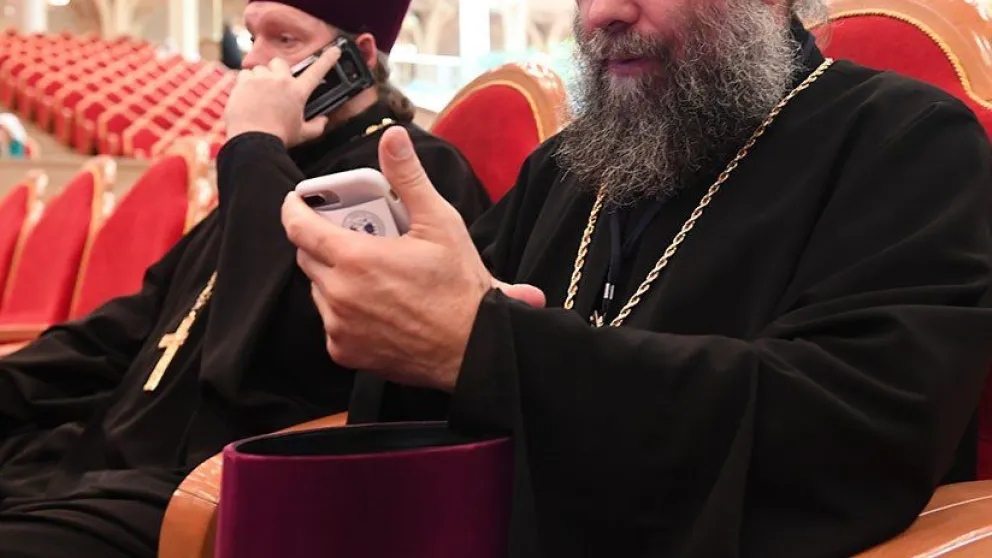 [FOTOS] Sacerdote presume de Gucci y Louis Vuitton y se tiene que disculpar tras hacerse viral