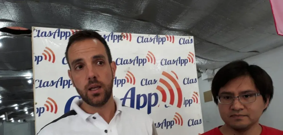 Fernando Camisar:'Con solo dos clics de ClasApp podés estar chateando con el profesional que necesitás”