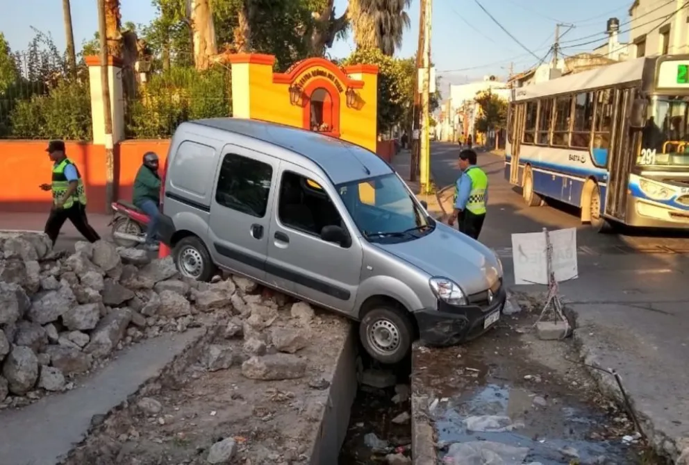 Conducía ebrio perdió el control del auto y culpó a la  "mala señalización"