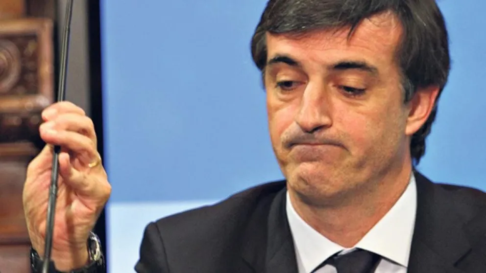 ¡Qué canasta! Esteban Bullrich hacía algo indebido en plena sesión del Senado