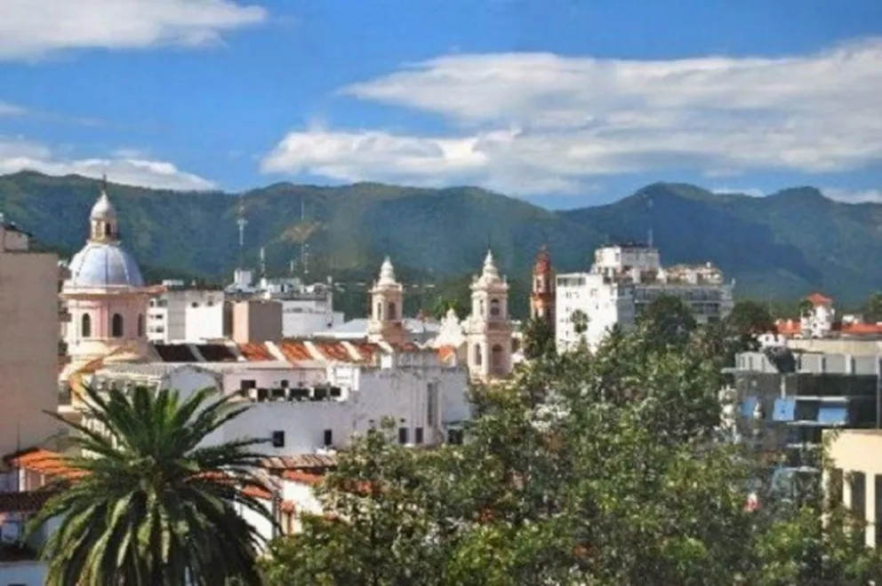 Viernes acalorado y lluvioso en La Linda