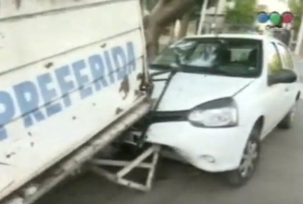 VIDEO. Dejó el auto incrustado en un carro de verduras y se fugó