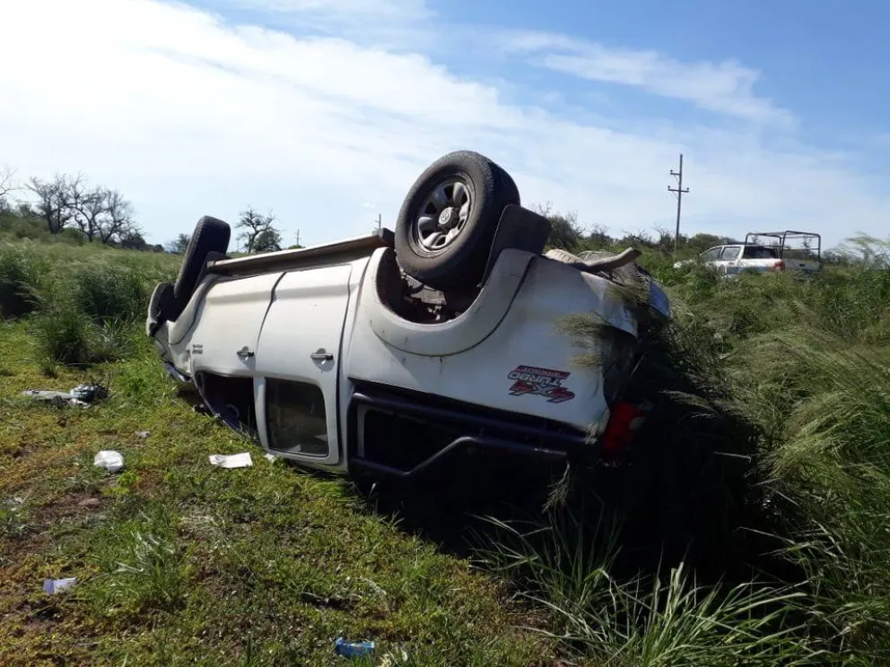 Un colectivo colisionó contra una camioneta y mató a su conductor