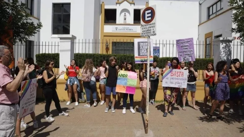 Se manifestaron en la puerta del Colegio Santa María