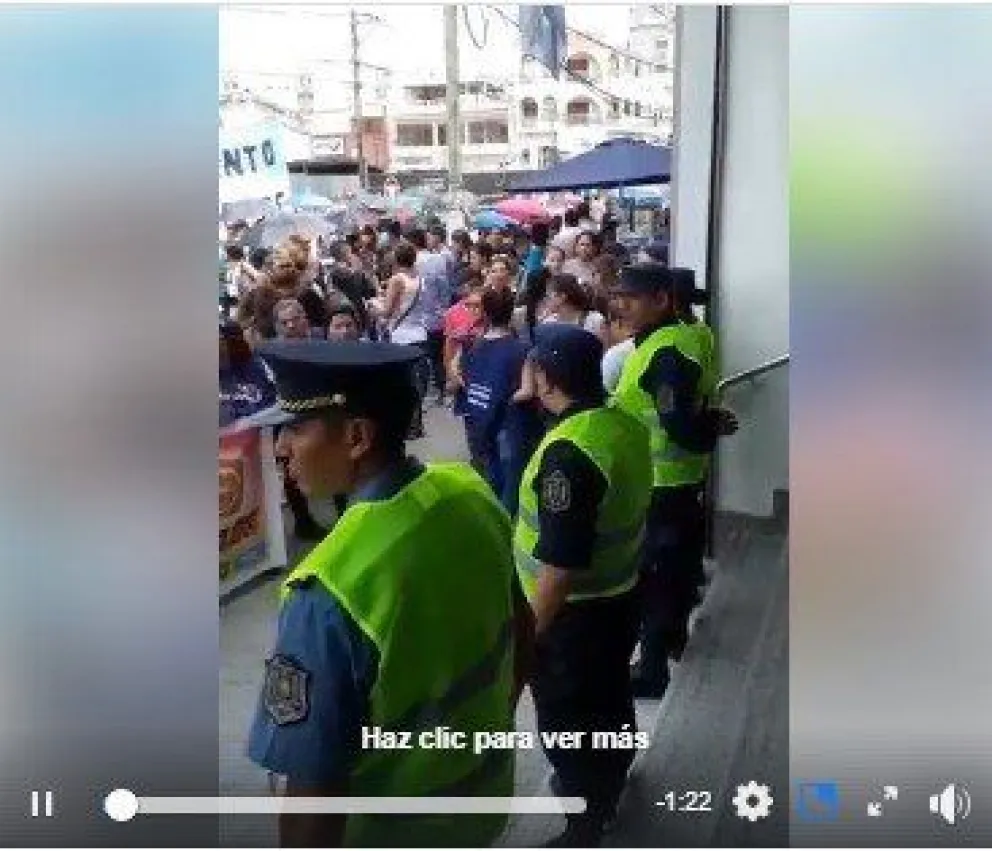 Jornada Nacional de Lucha contra de las políticas de ajuste del Gobierno Nacional | Concentración de integrantes del movimiento Barrios de Pie en las puertas de la delegación de Anses de calle Jujuy