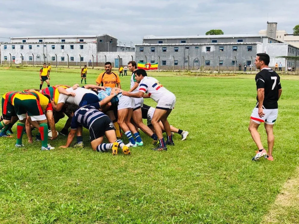 Gran expectativa cumplida: se jugó al rugby en el penal de Villa Urquiza con cancha propia