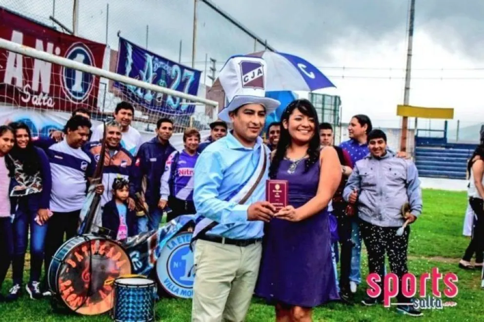 Salteños dieron el sí en el campo de juego del club de sus amores