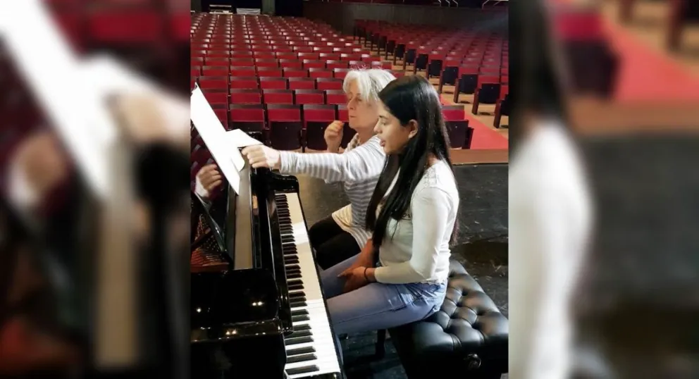 Orgullo salteño: una quincerañera se luce en un festival internacional