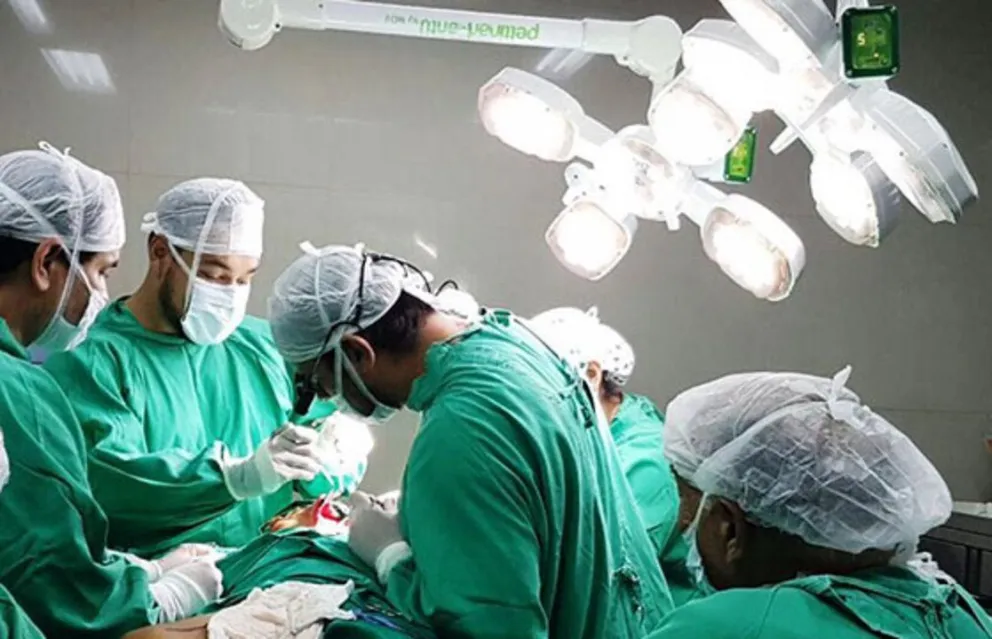 Sebastián Schanz es uno de los dos médicos salteños que realizan una cirugía innovadora que salva vidas