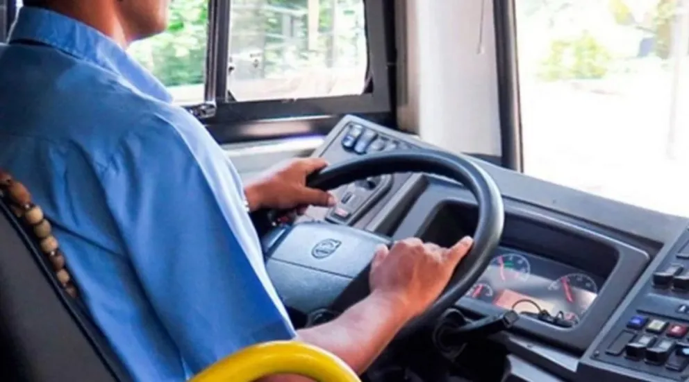 Colectivero lleva un 'muñeco provida” durante sus recorridos