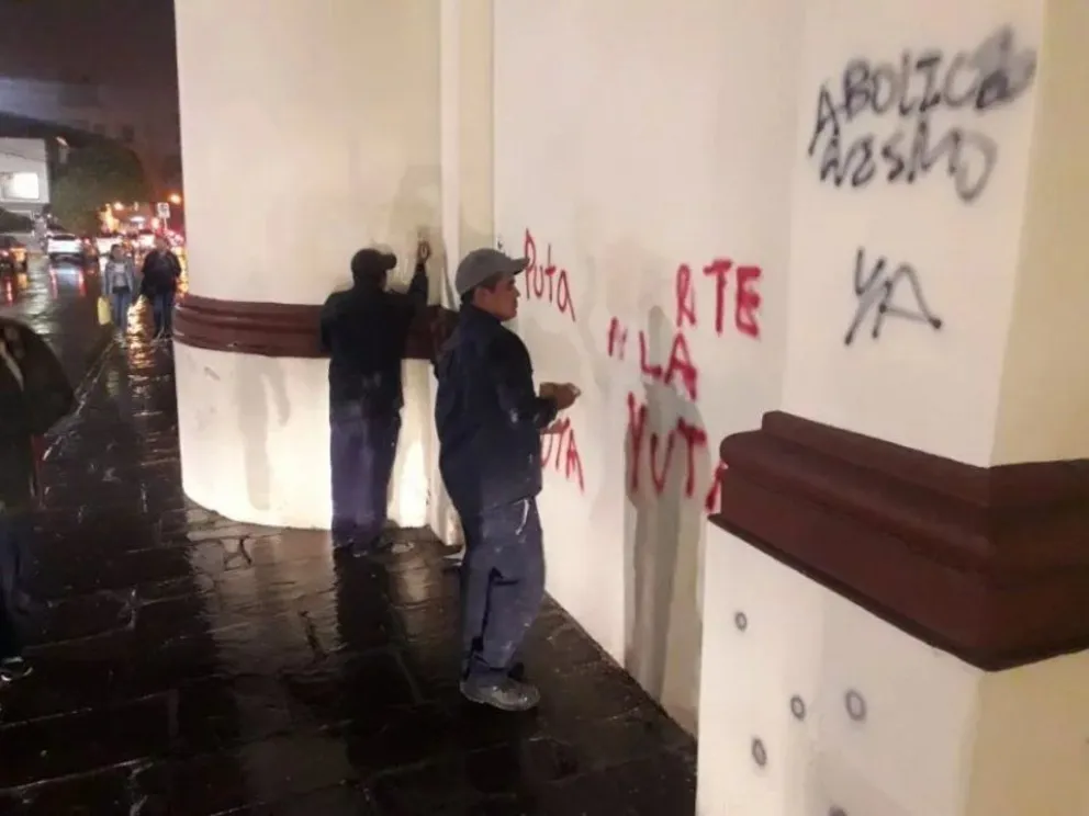 "Ni una menos": vandalismo en plena marcha