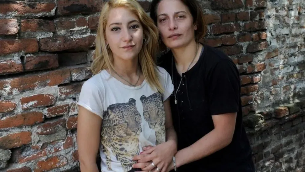 Comienza el polémico juicio a dos mujeres: ellas insisten en que fue por besarse en al vía pública