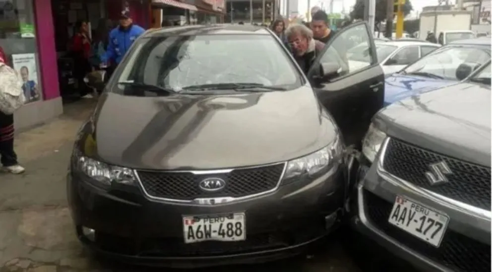 VIDEO. Tremendo: profesora atropelló con su auto a sus alumnos ¿Qué le pasó?