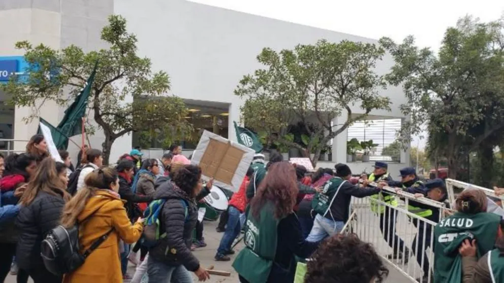 Escándalo en Casa de Gobierno: manifestantes se enfrentaron con la Policía