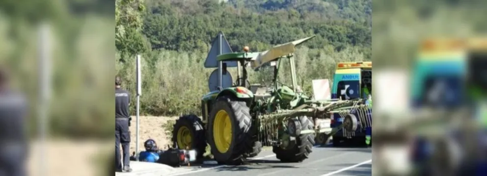 Tremendo choque: motociclista chocó contra un tractor