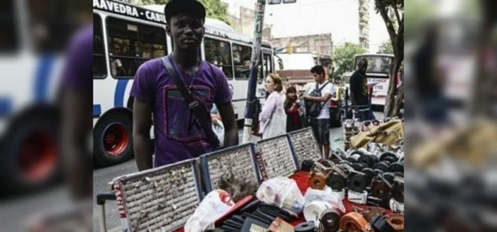 ¡Dale play!: salteña enfurecida con un mantero africano