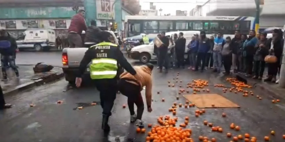 Tensión en microcentro: vendedores ambulantes fueron desalojados