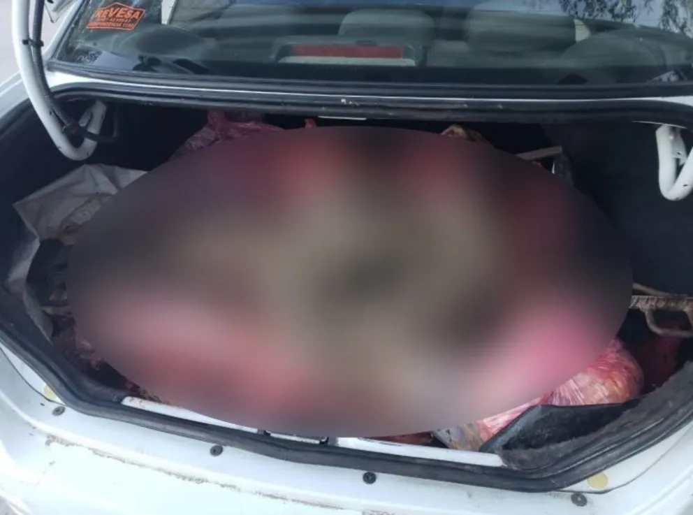 Le pidieron que abra el baúl, y se encontraron con algo desagradable