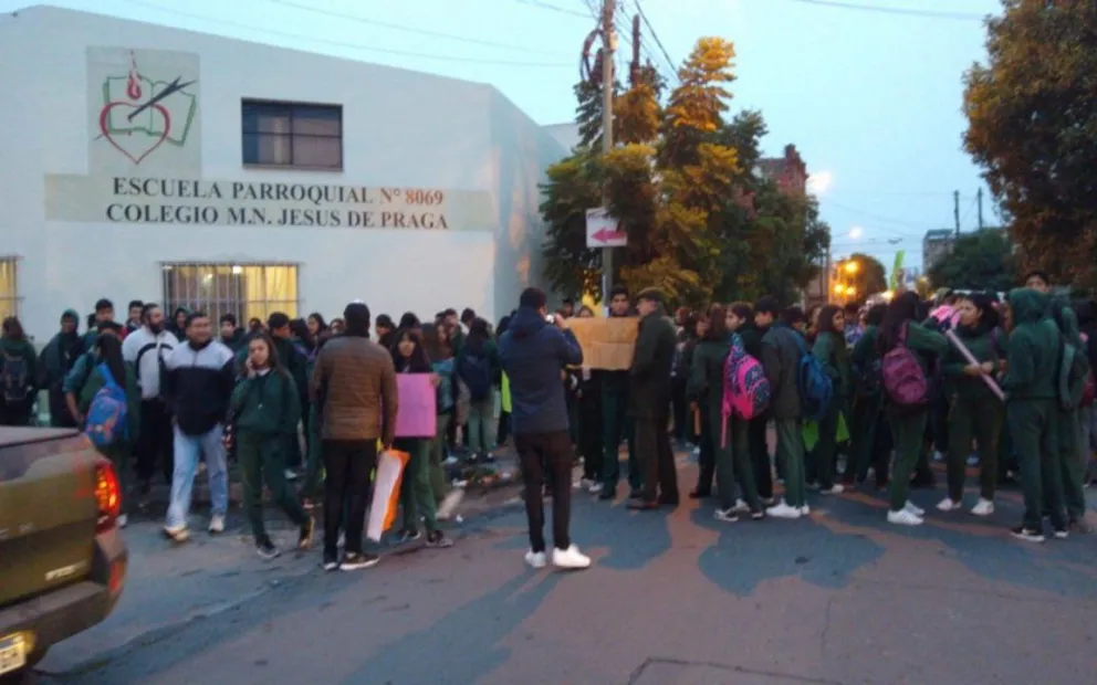 Padres y alumnos se manifestaron frente al Parroquial Jesús de Praga
