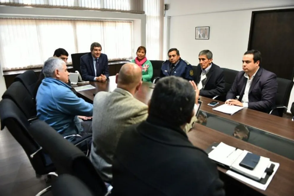 Aumentos: retirados y pensionados de Seguridad cobrarán. ¿Cuándo?