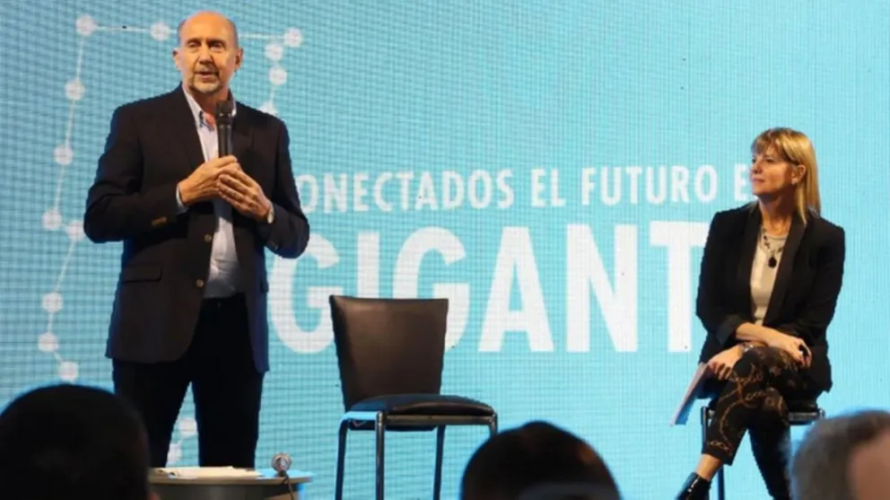 Santa Fe: se impone el peronista Perotti, Bonfatti admitió la ventaja y lo felicitó
