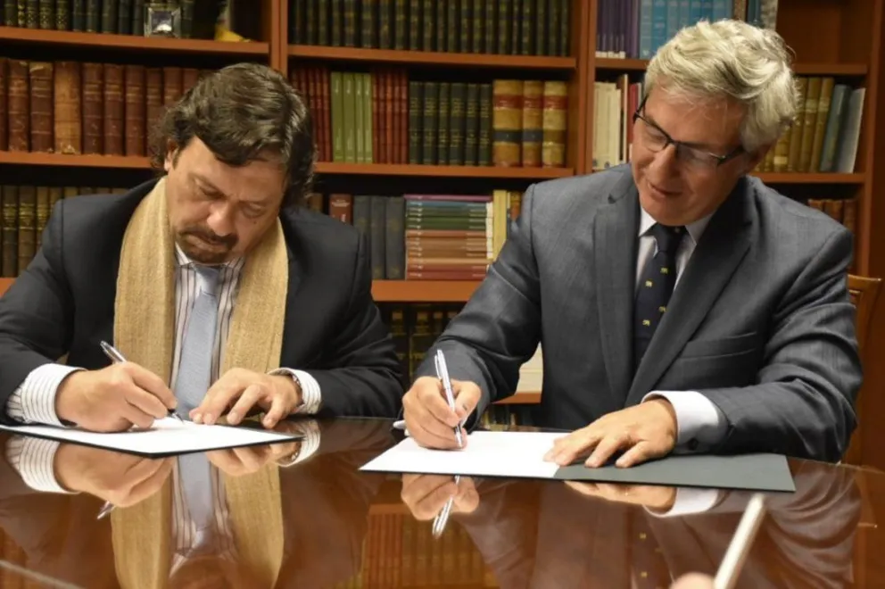 Gustavo Sáenz: : 'Es un honor y un orgullo para mí estar hoy firmando este convenio"