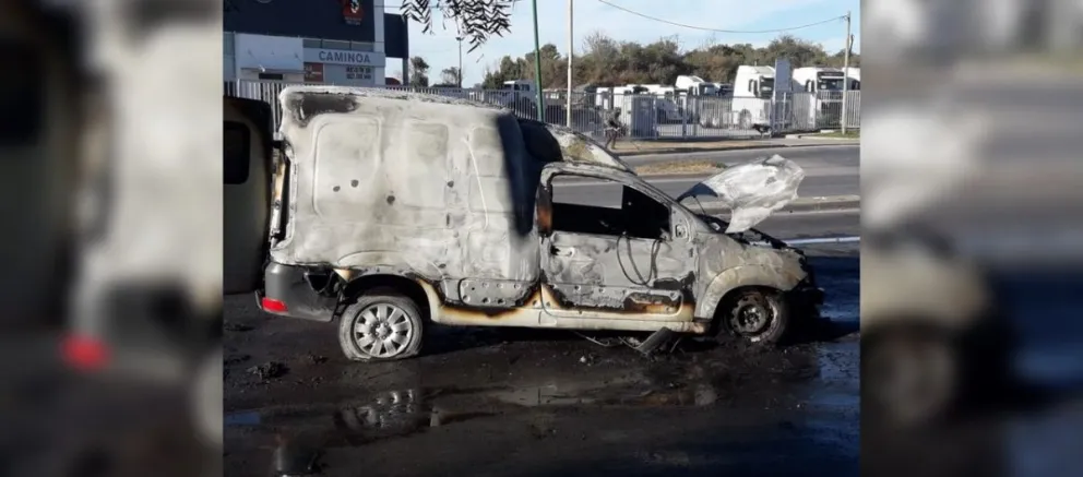 Momentos de terror: se incendió un vehículo en plena ruta