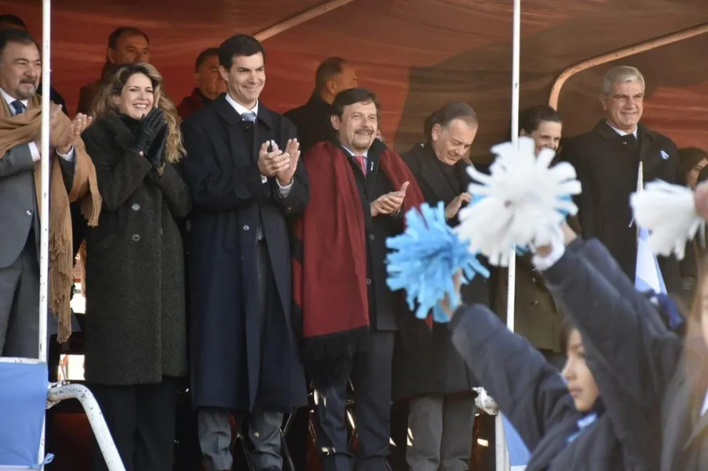Gustavo Sáenz: 'Es emocionante ver a tantos chicos en este acto de promesa a la bandera"