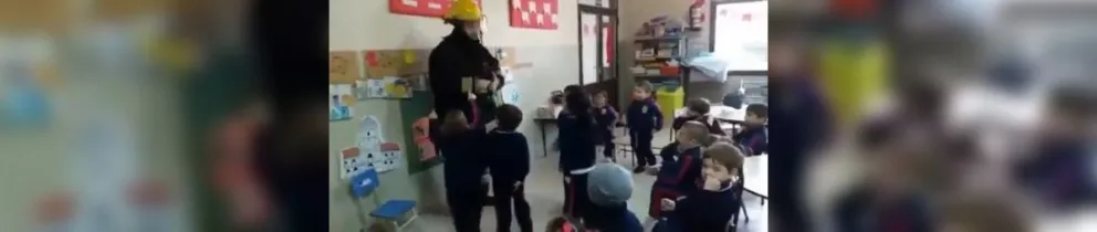 Bombero fue a dar una charla al jardín, y un nene lo culpó por algo insólito