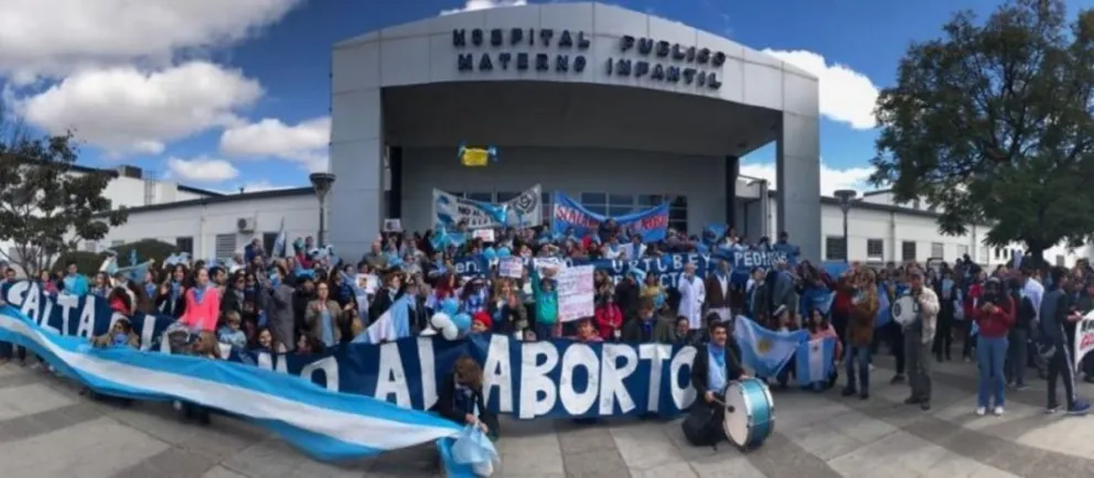 Opiniones divididas entre médicos a favor y en contra del aborto