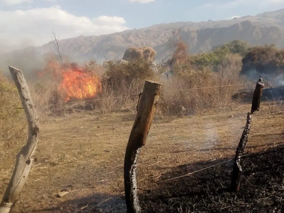 Tras la caída de postes, se registró un feroz incendio en Cafayate