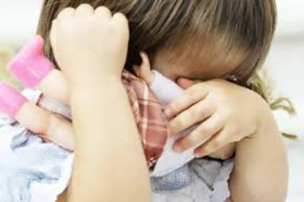 Niñera de una bebé de dos años, hacía que su novio abusara de ella cuando no estaban los padres